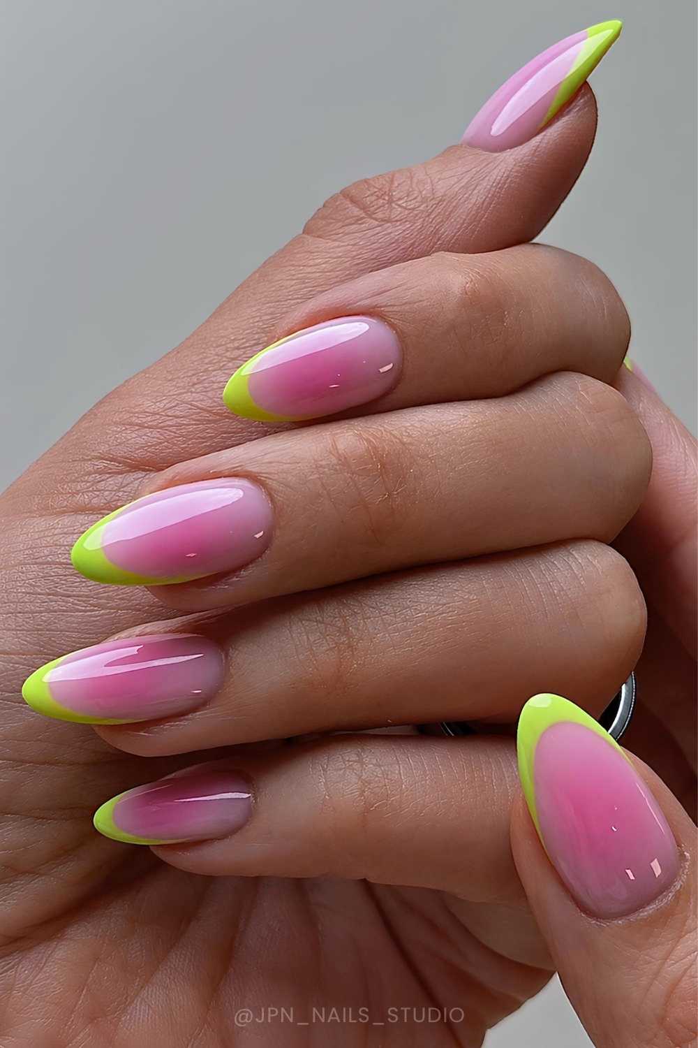 Gruene French Tips auf pinker Aura Base