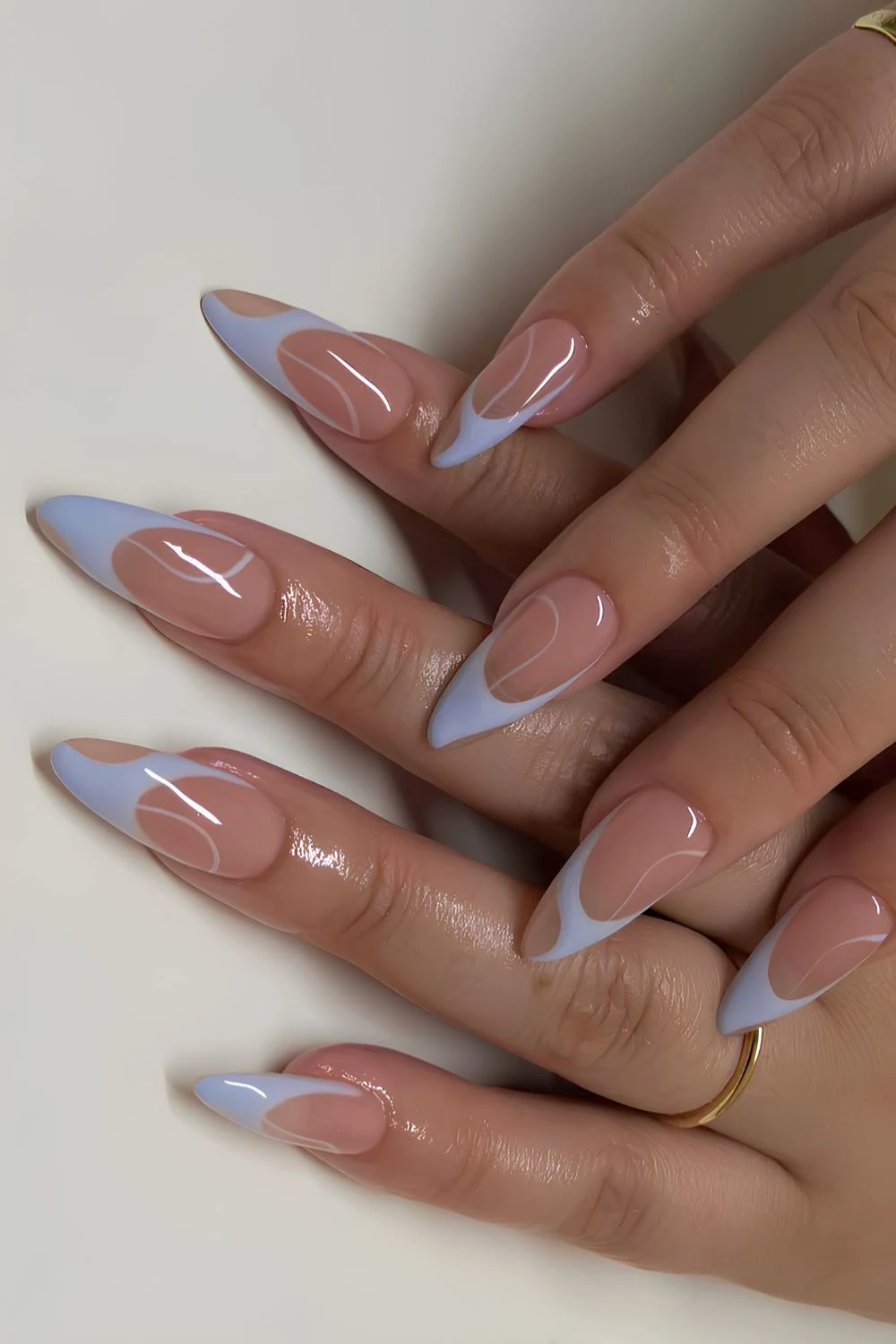 Hellblaue Swirly-French-Maniküre