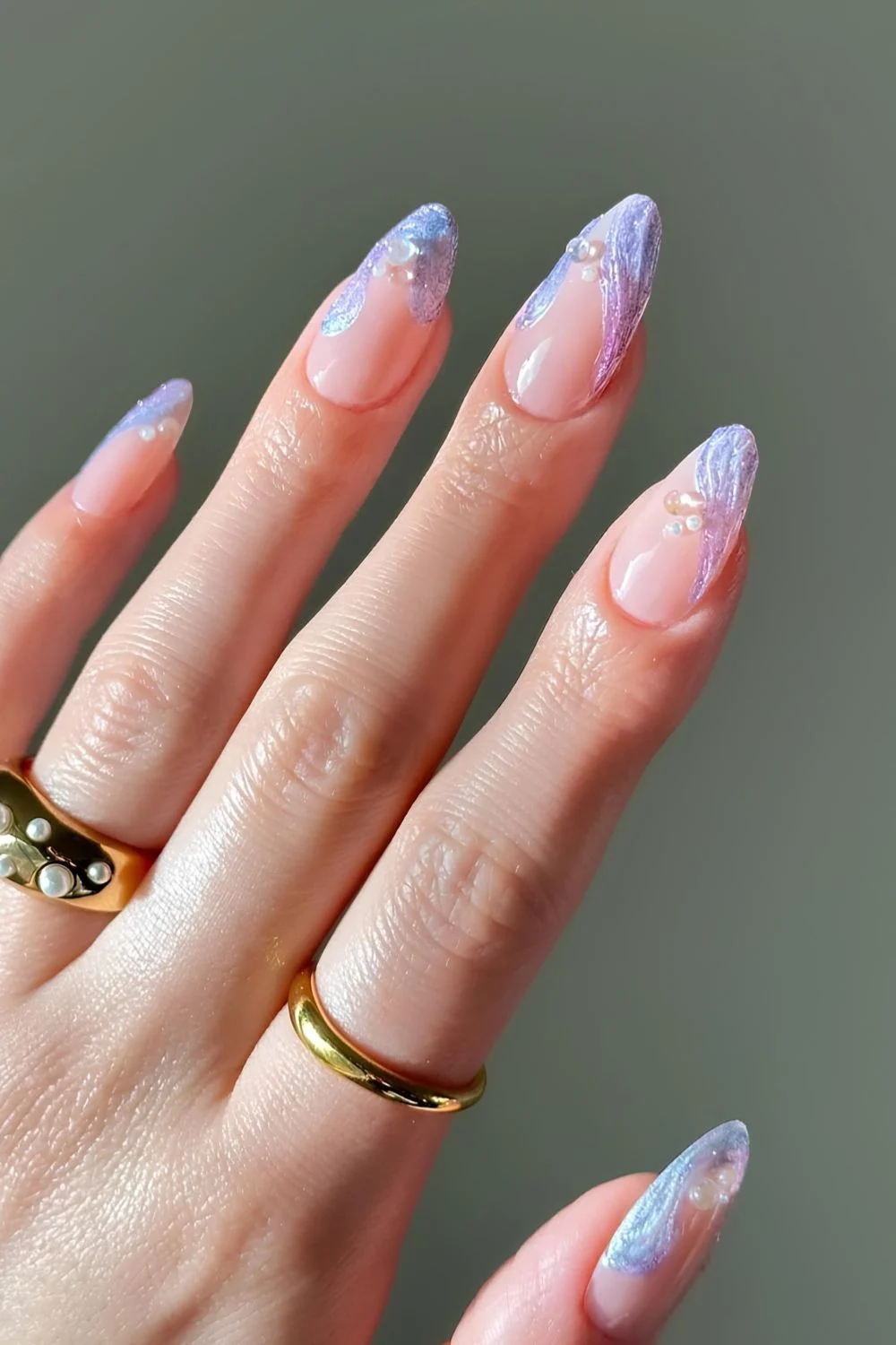 Helllila-strukturierte-French-Maniküre-mit-Perlen