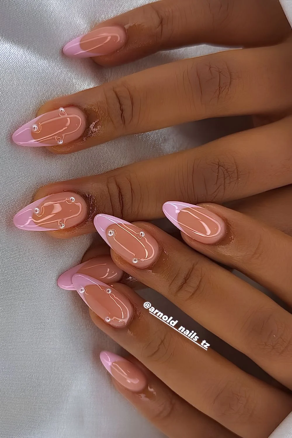 Hellpinke French Maniküre mit Perlen