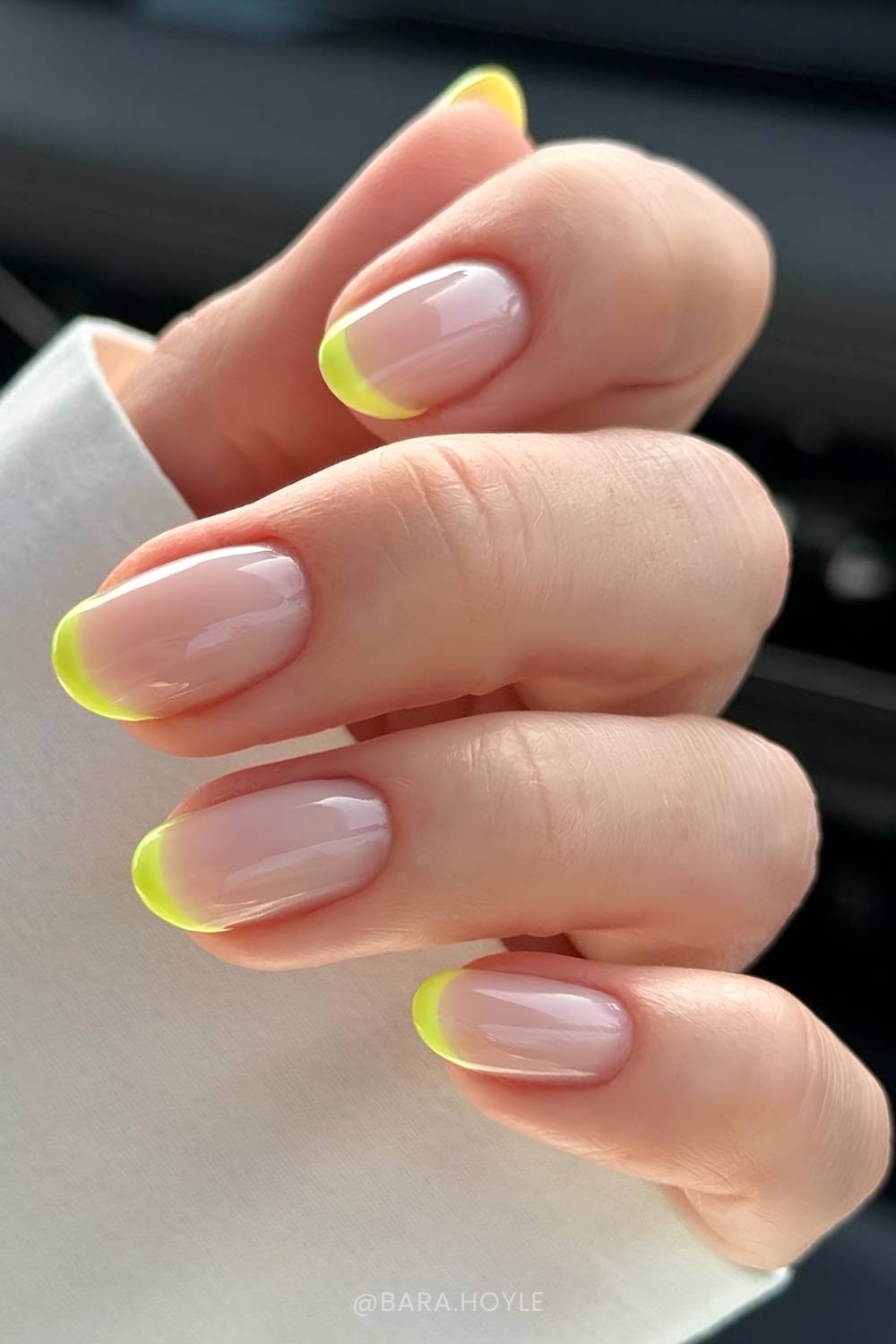 Highlightergelbe French Manikuere