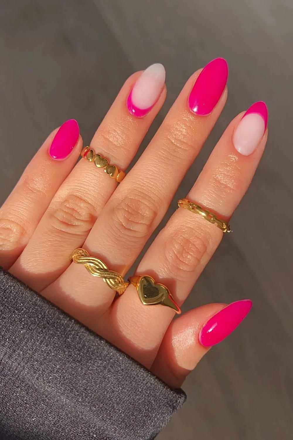 Knallpink-Maniküre-mit-French-Akzenten