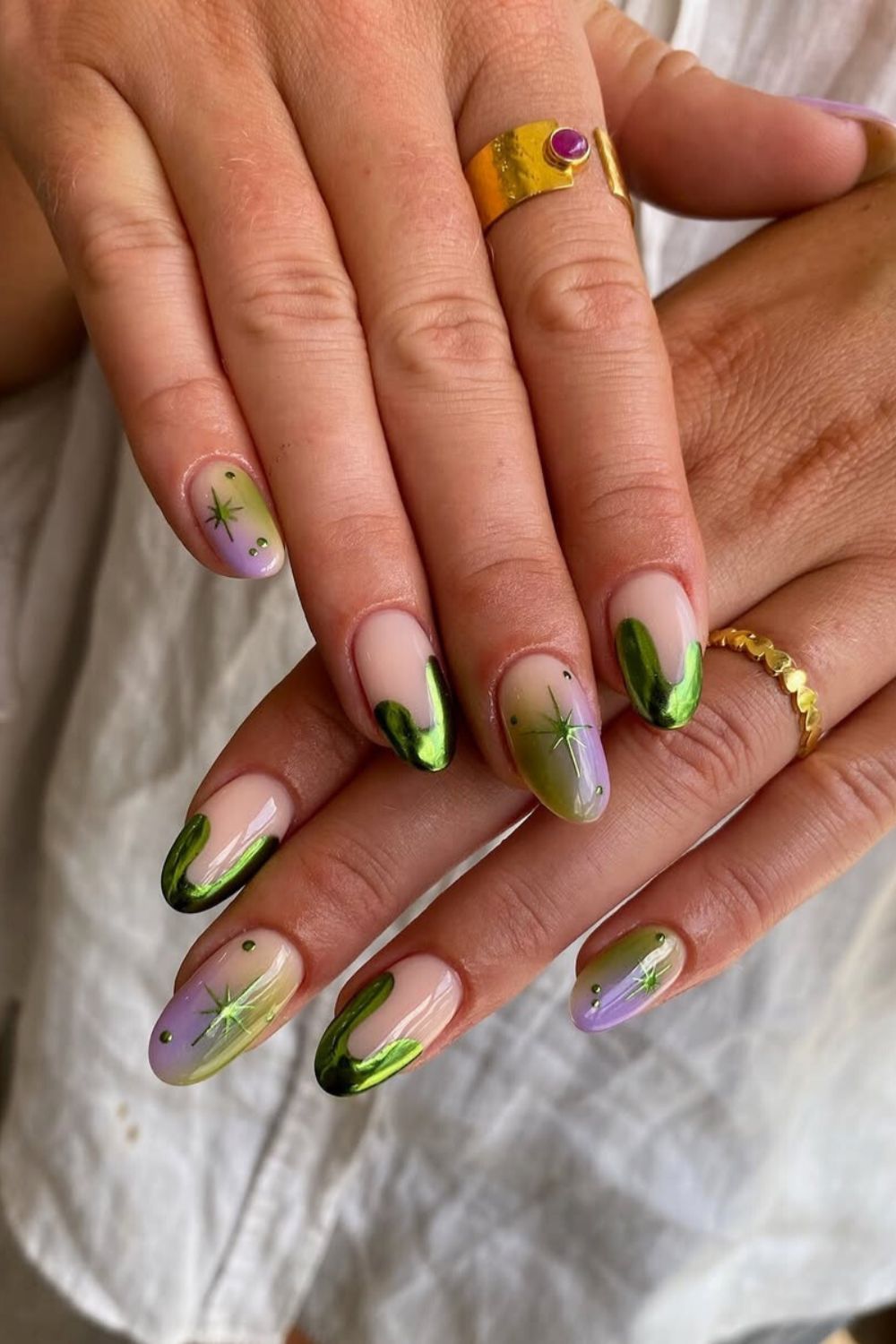 Lila-und-grüne-Maniküre-mit-Chrome-und-Stern-Akzenten