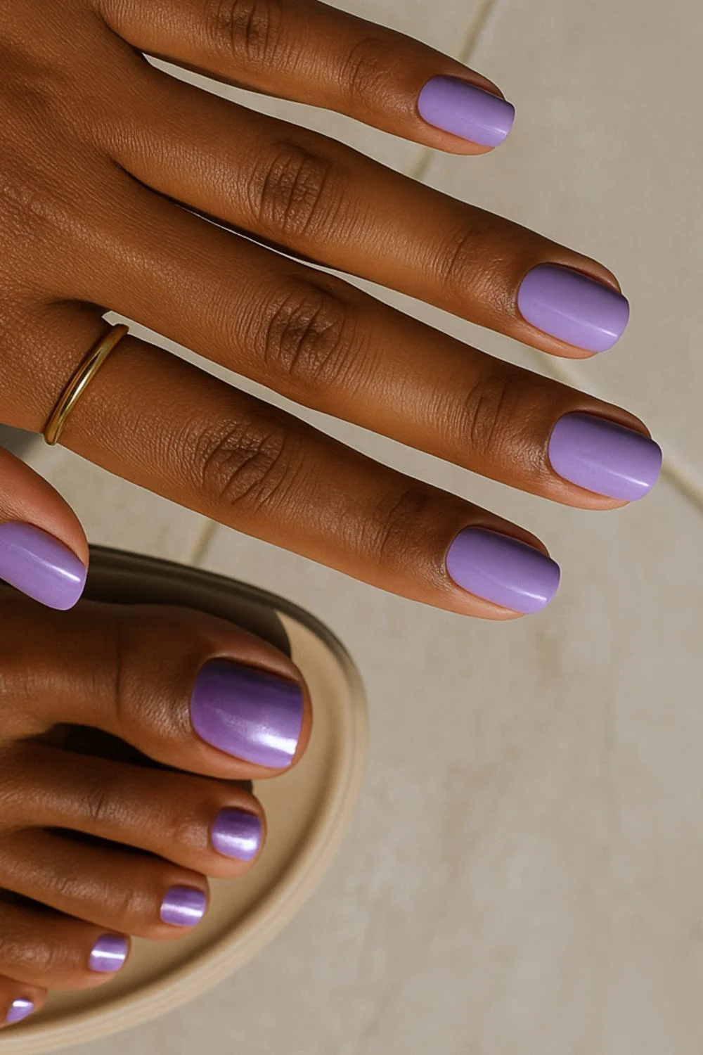 Lilafarbene-Manik&uuml;re-und-Chrome-Lila-Pedik&uuml;re

