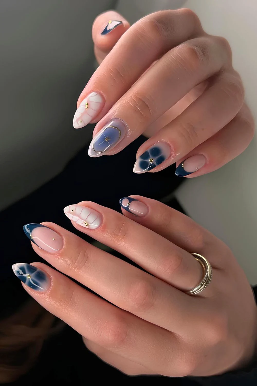 Marineblaue-und-weiße-Maniküre-mit-Blüten