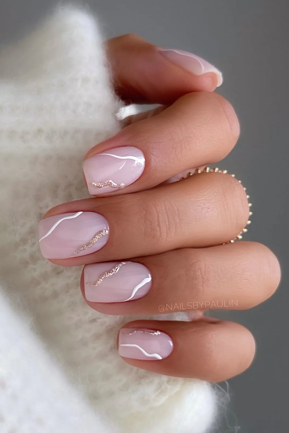 Milchig weiße Maniküre mit Glitzer und Line-Art