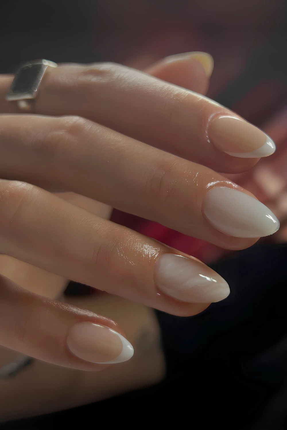 Milchig weiße Nägel mit French- und Marmor-Akzenten