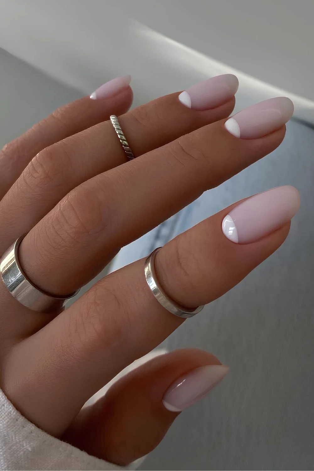 Milchig weiße Nägel mit Half-Moon-Design