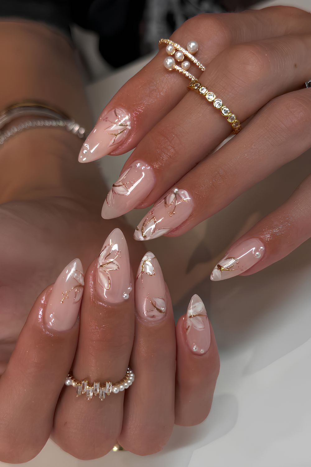 Milchig weiße Nägel mit goldenen Blumen