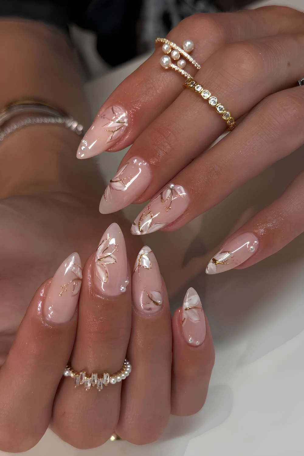 Milchig weiße Nägel mit goldenen Blumen