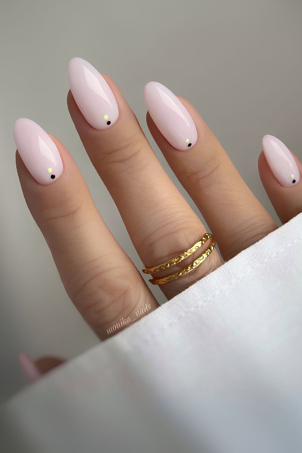 Milchig weiße Nägel mit minimalistischer Punkt-Art