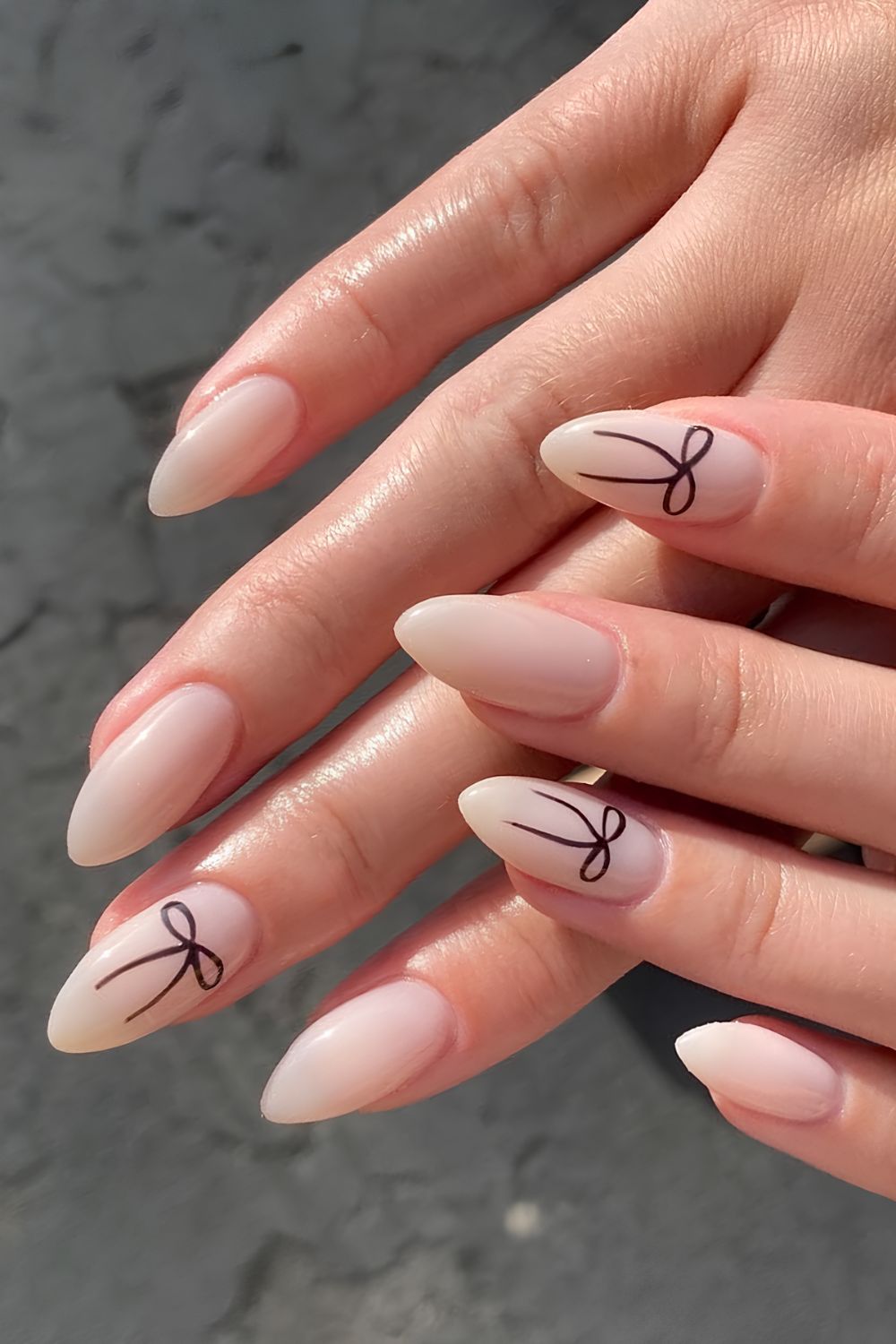 Milchig weiße Nägel mit schwarzen Schleifen