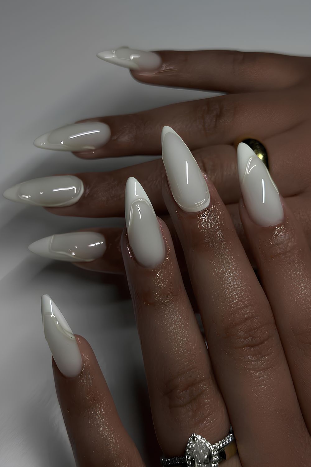 Milchig weiße Nägel mit strukturierten French Tips