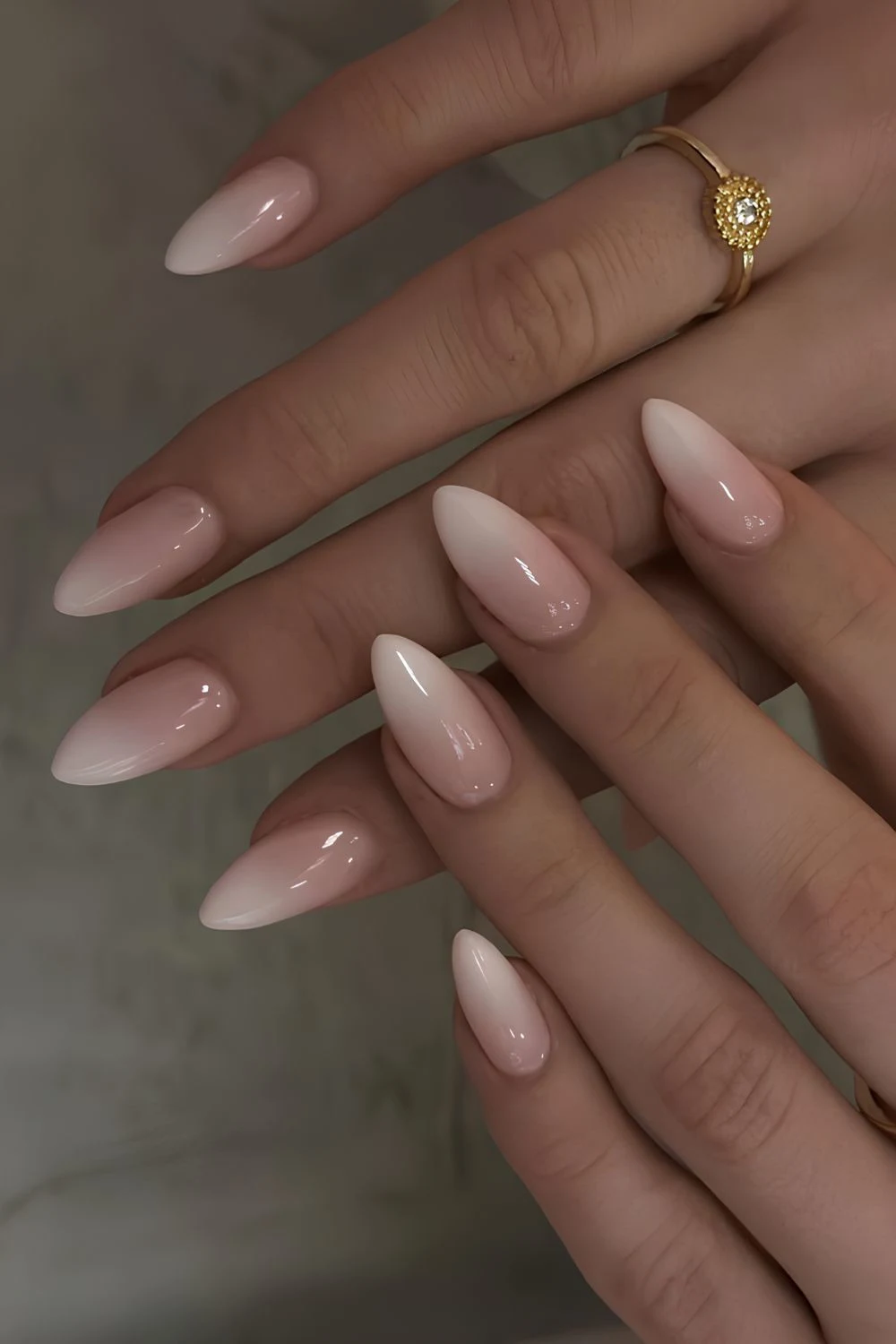 Milchig-weiße Ombré-Maniküre