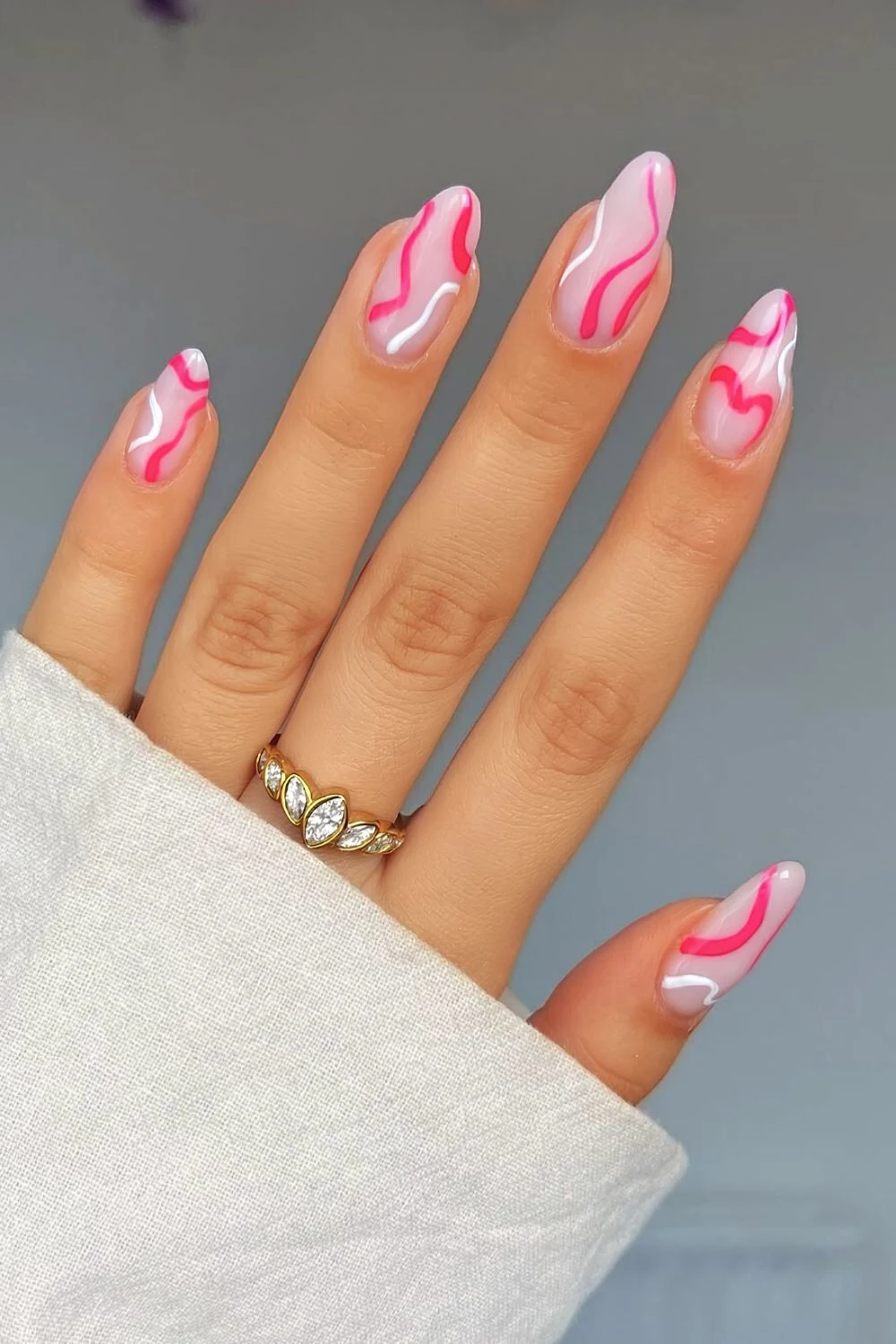 Milchige-Maniküre-mit-Knallpink-Bubblegum-und-weißen-Swirls