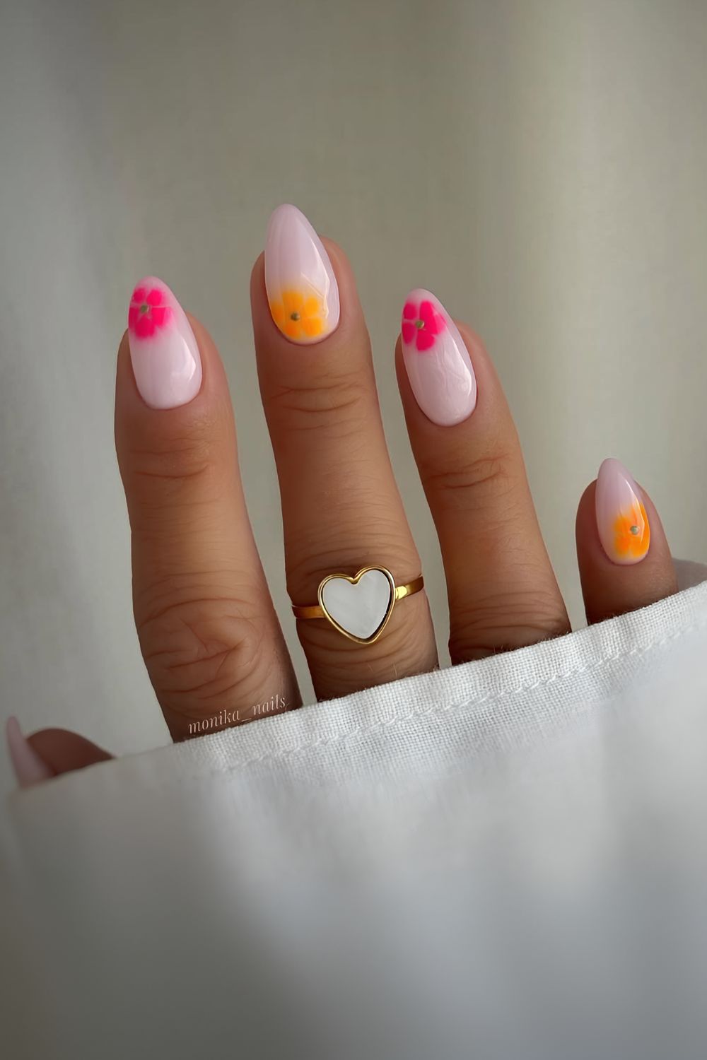 Milchige Nägel mit neonfarbenen Blüten