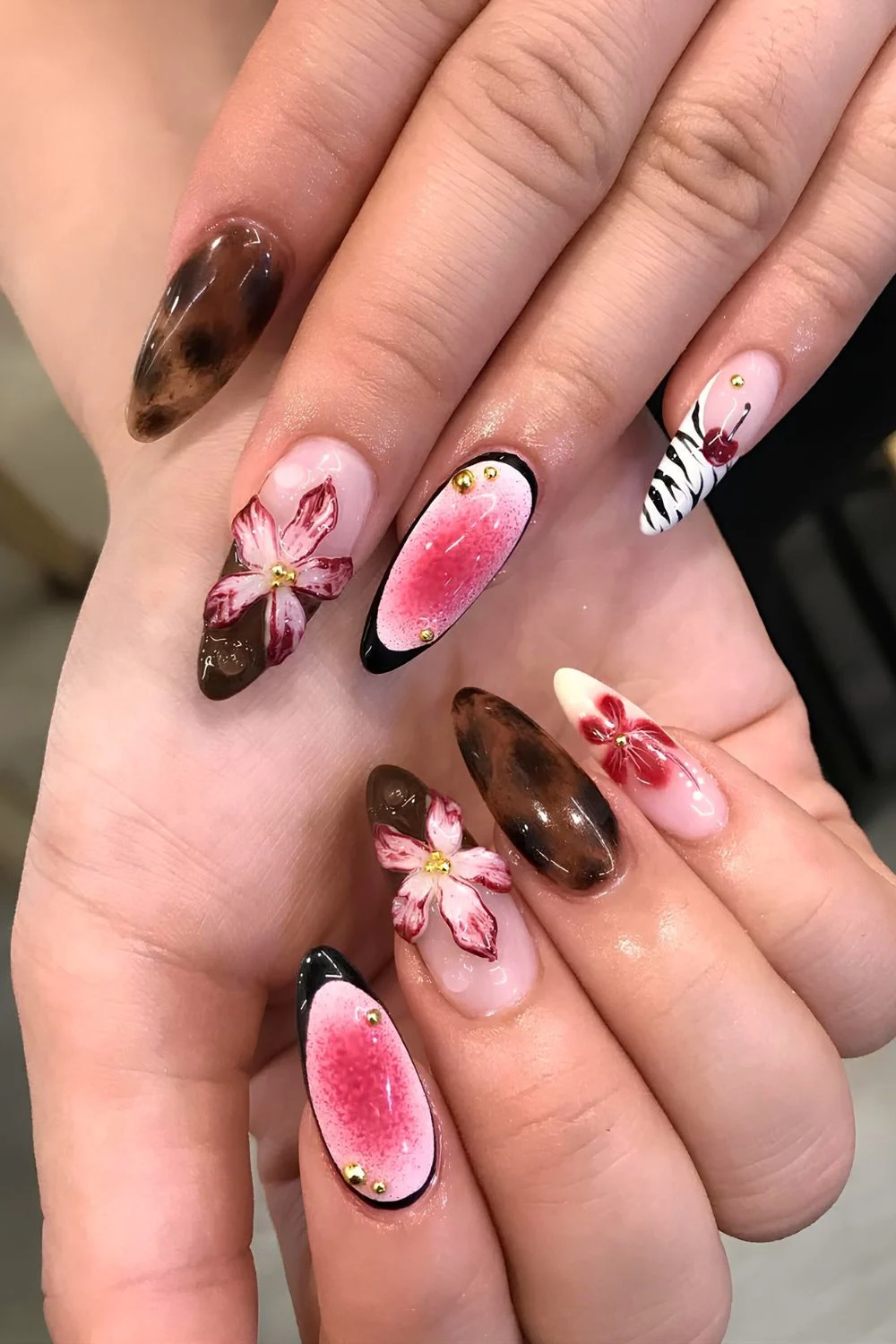 Mix-and-Match-Nageldesign-mit-3D-Blumen-Aura-French-und-Animal-Print-Akzenten