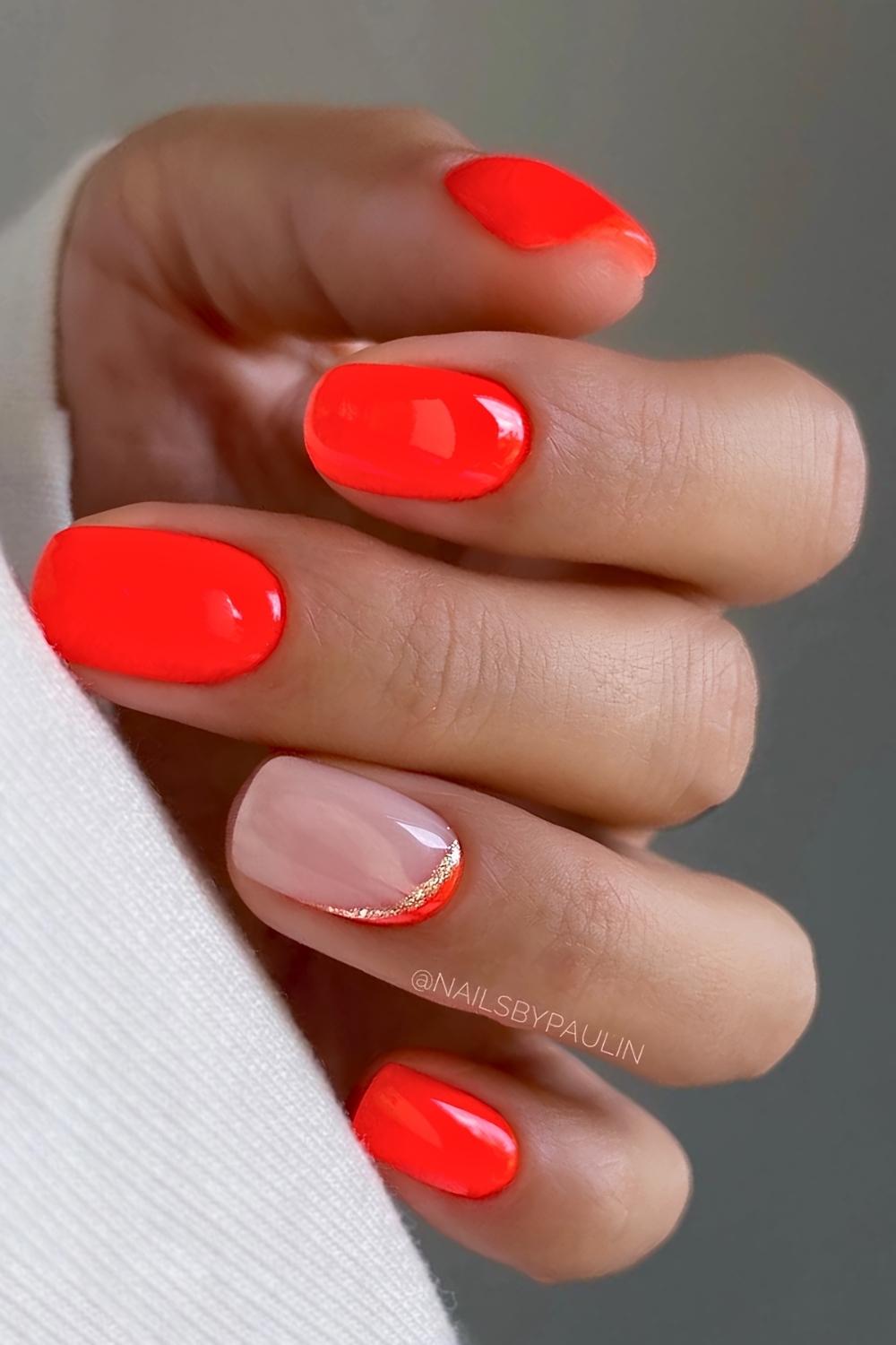 Neonorange Naegel mit Glitter Detail