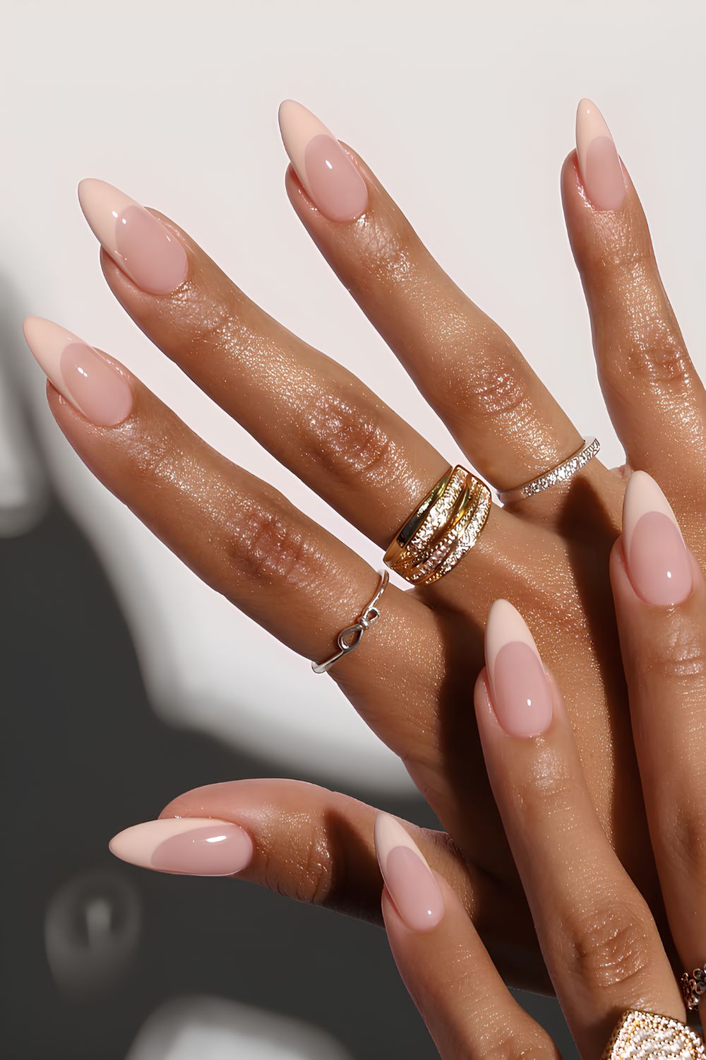 Neutrale French-Tip-Maniküre