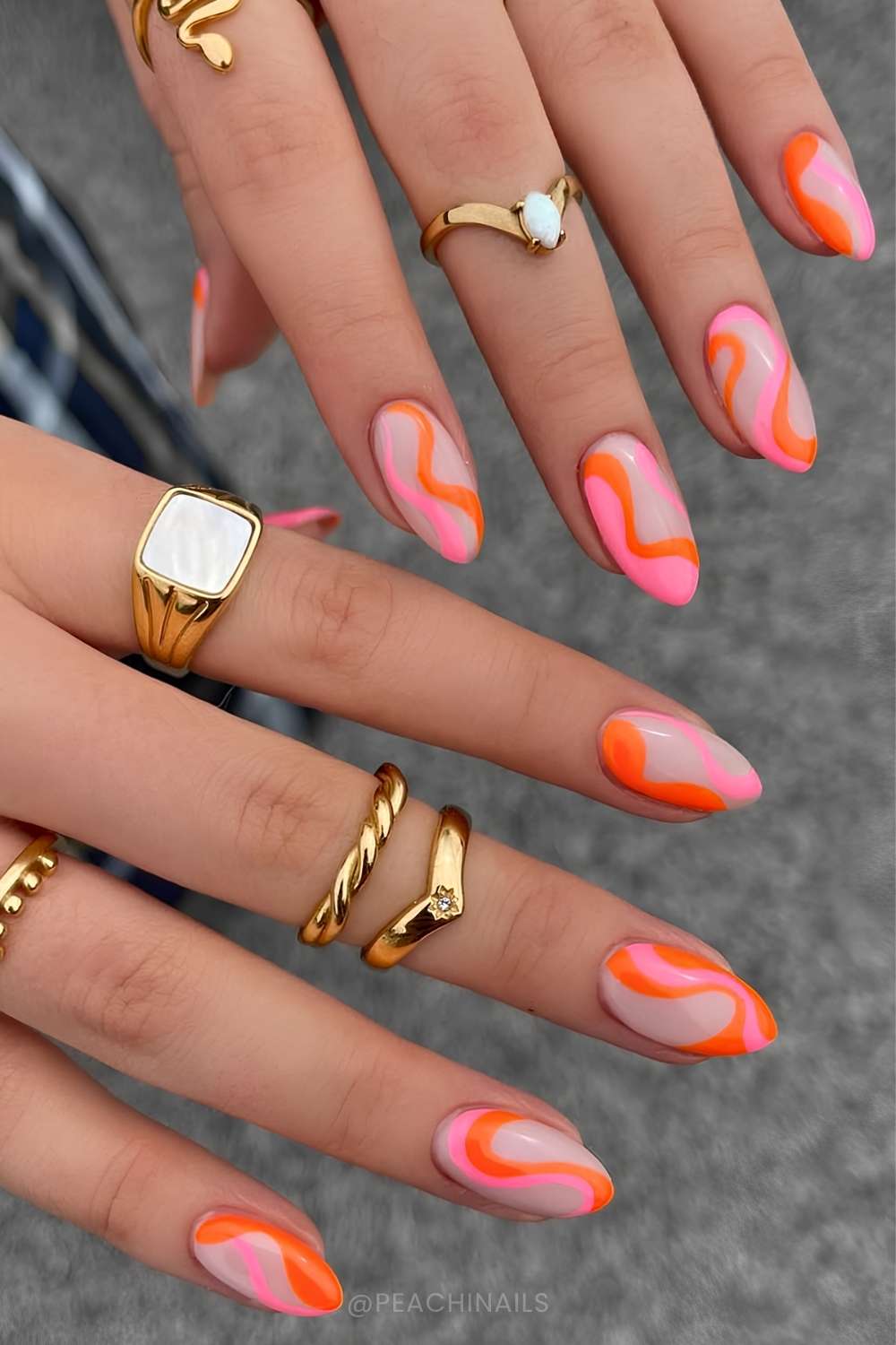 Neutrale Mani mit pinken und orangen Swirls