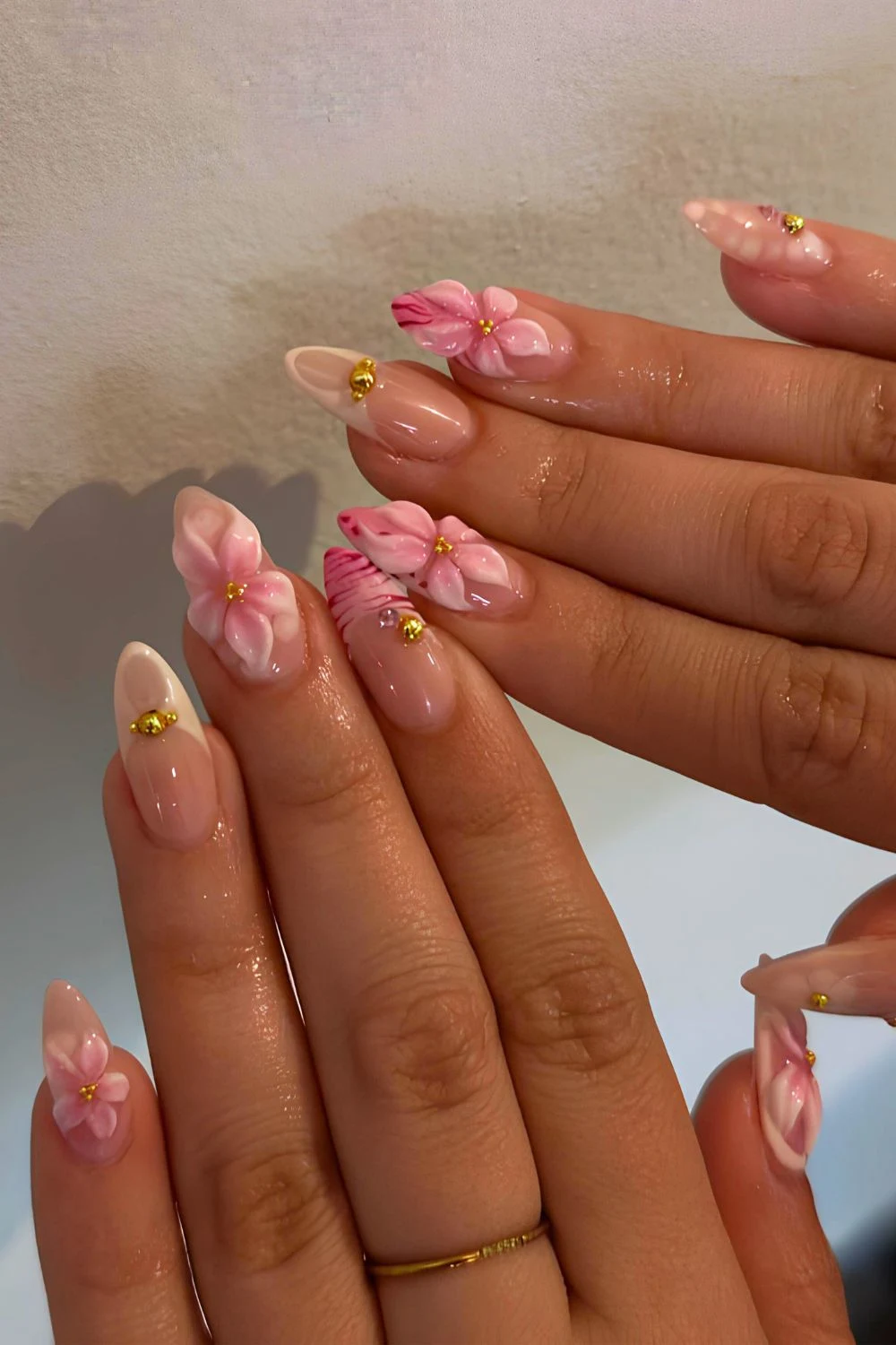 Neutrale-Nägel-mit-modellierten-rosa-Blüten