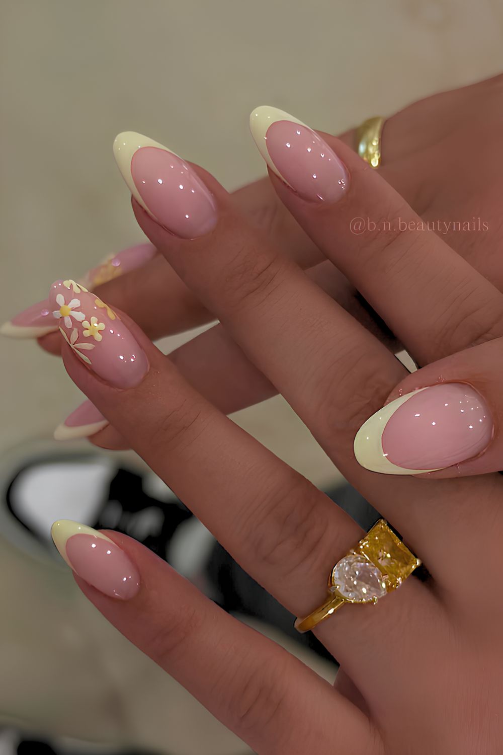 Pastellgelbe French-Tip-Nägel mit Blumenmuster