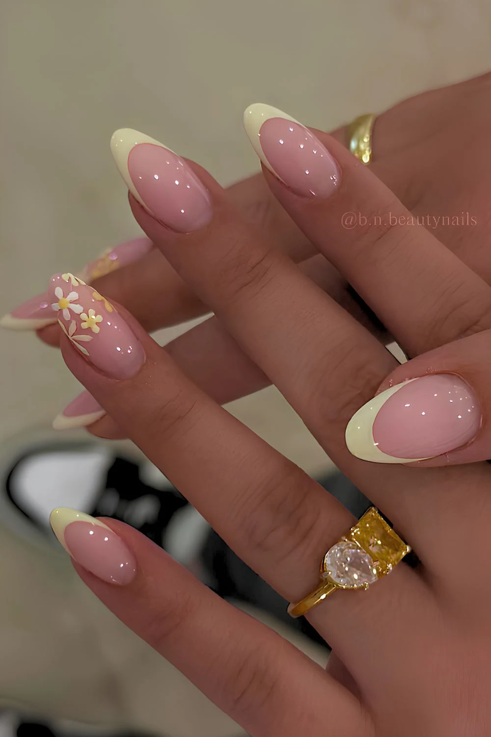 Pastellgelbe French-Tip-Nägel mit Blumenmuster