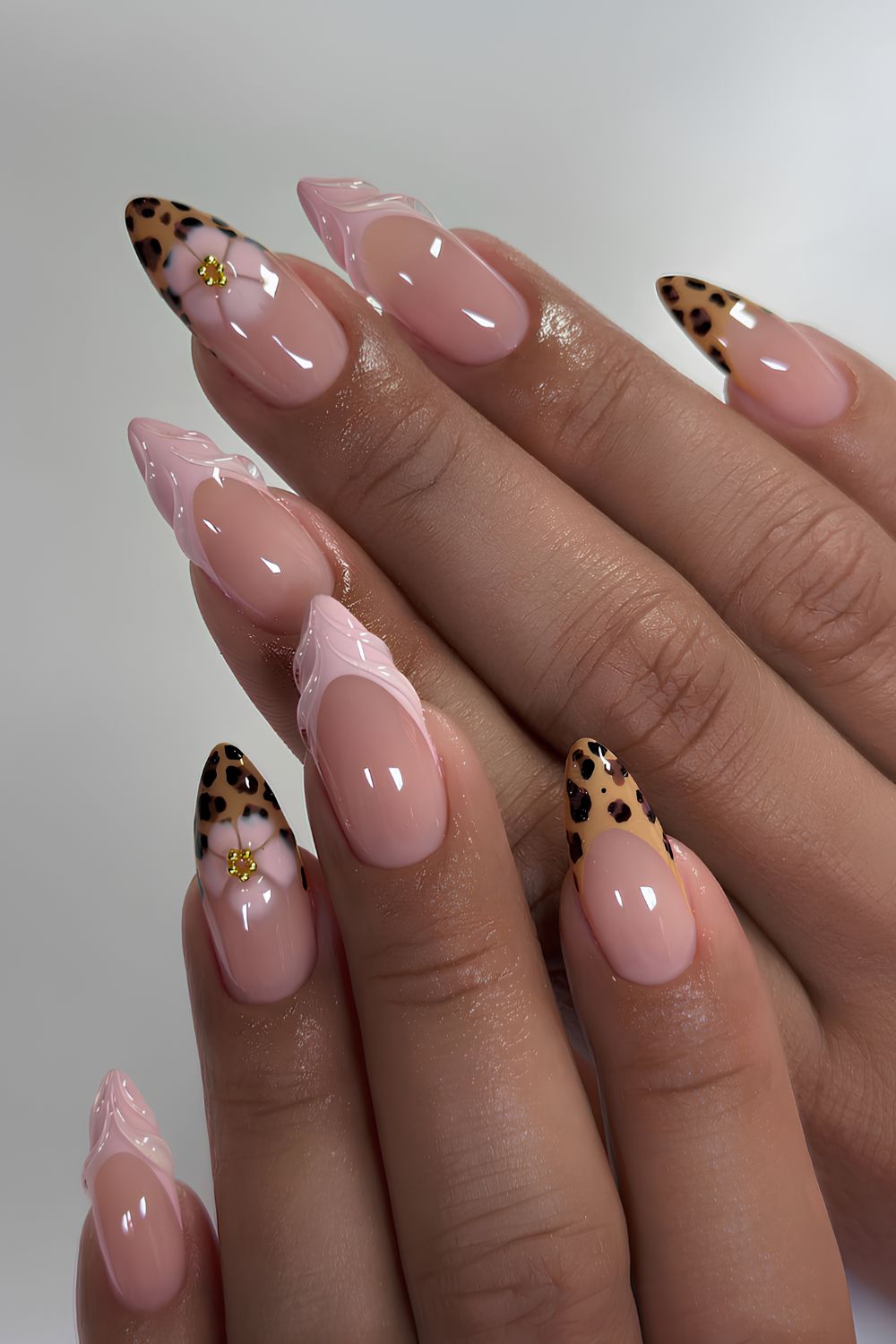 Pinke French-Nägel mit Blumen- und Gepardenprint-Akzenten