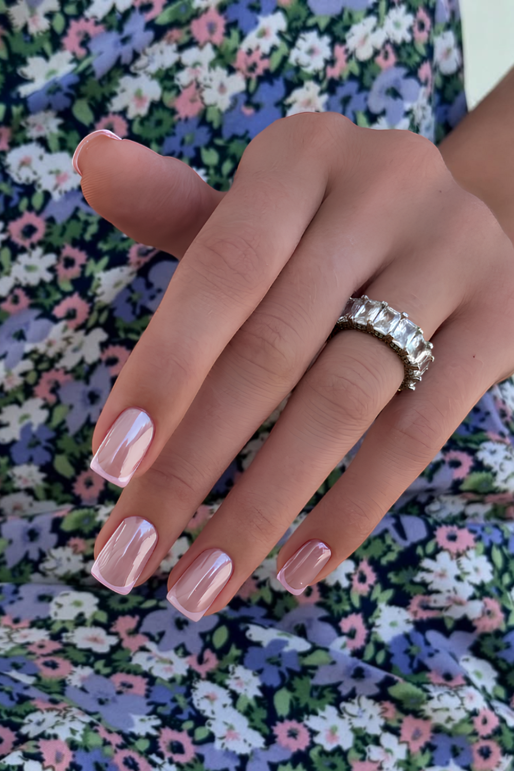 Rosa French Maniküre mit Chrome-Finish