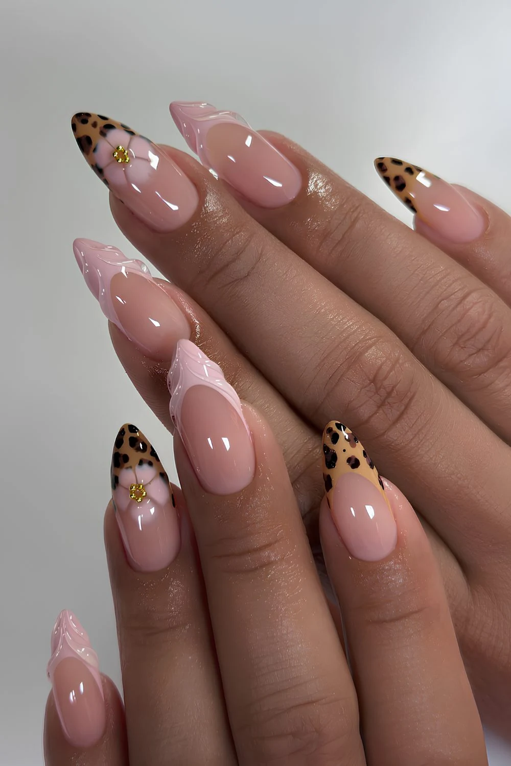 Pinke French Nails mit Blumen und Leo-Muster