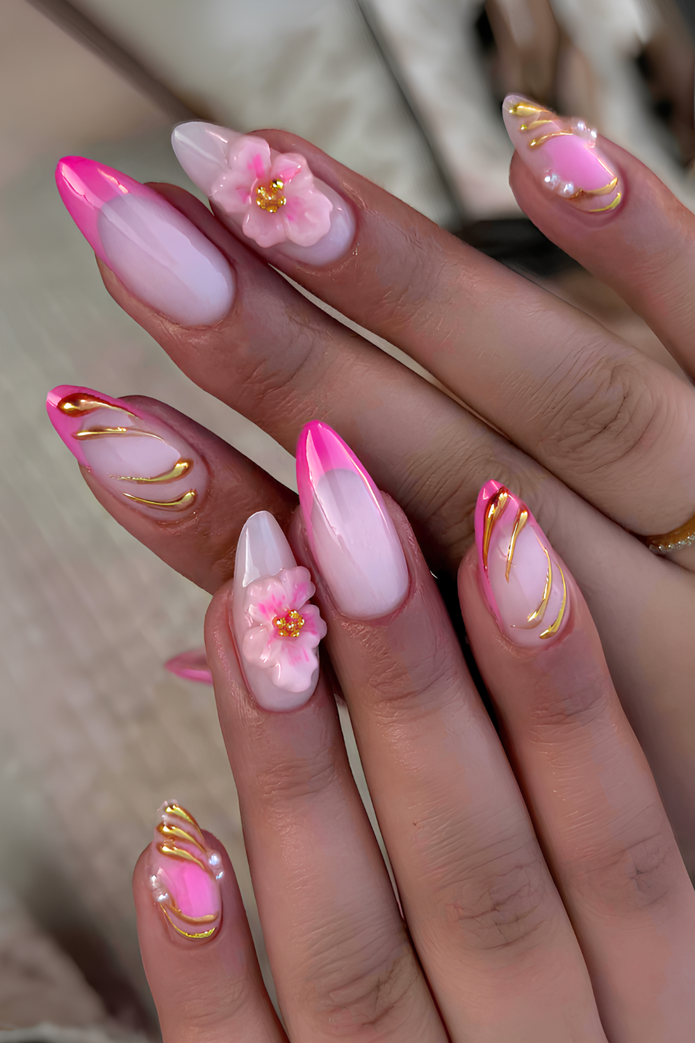 Pinke French Nägel mit Chrome-Details und Blumen