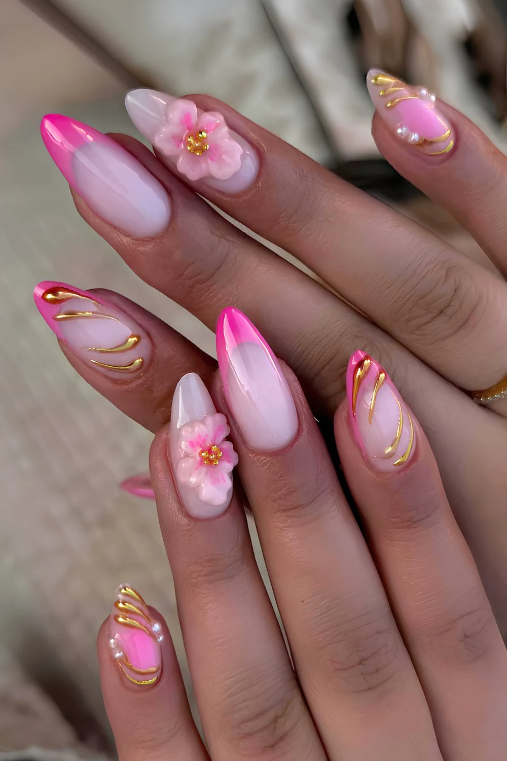 Pinke French Nägel mit Chrome-Details und Blumen