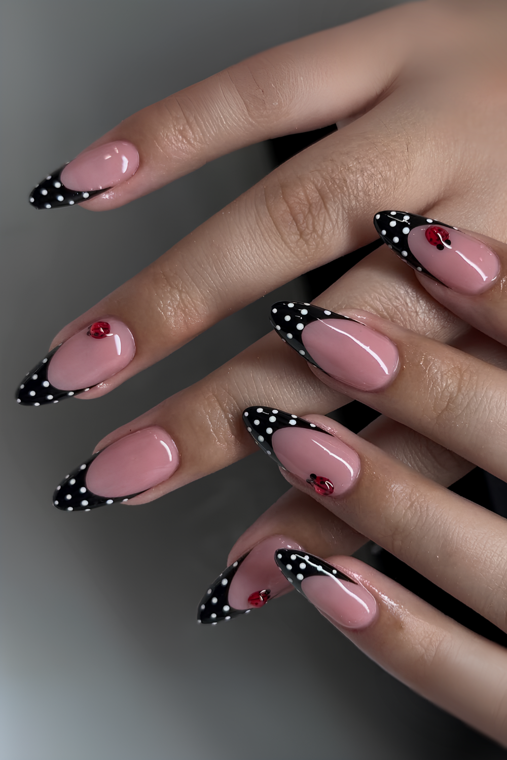 Schwarz-weiße Polka-Dot-French-Nails mit Marienkäfer-Design