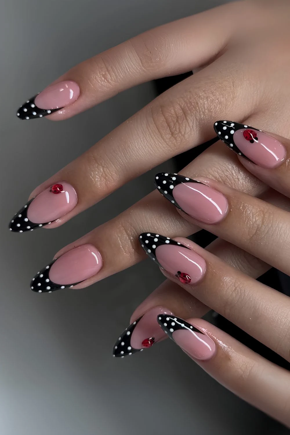 Schwarz-weiße Polka-Dot-French-Nails mit Marienkäfer-Design
