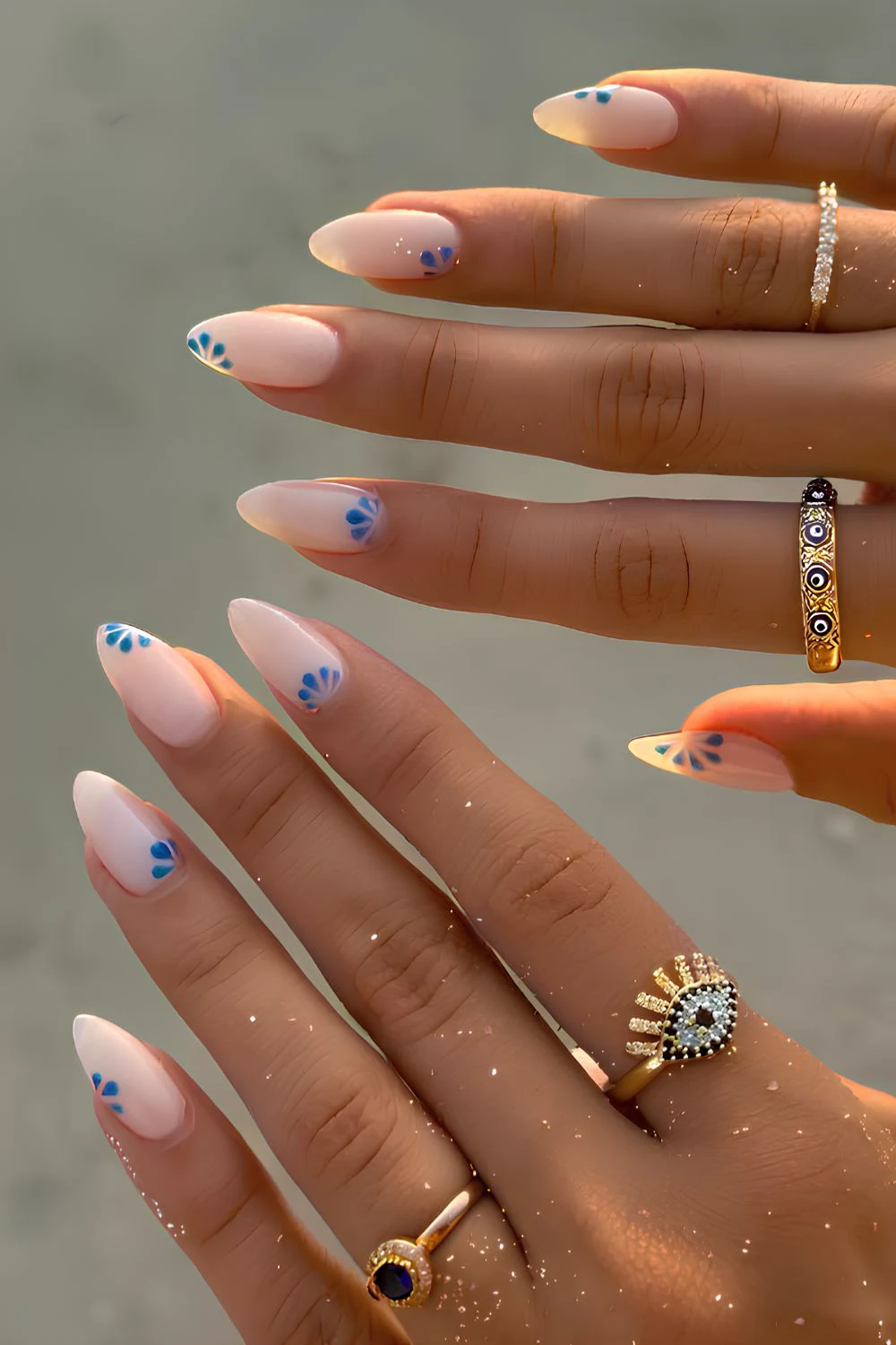 Transparente weiße Mani mit blauen Blumen