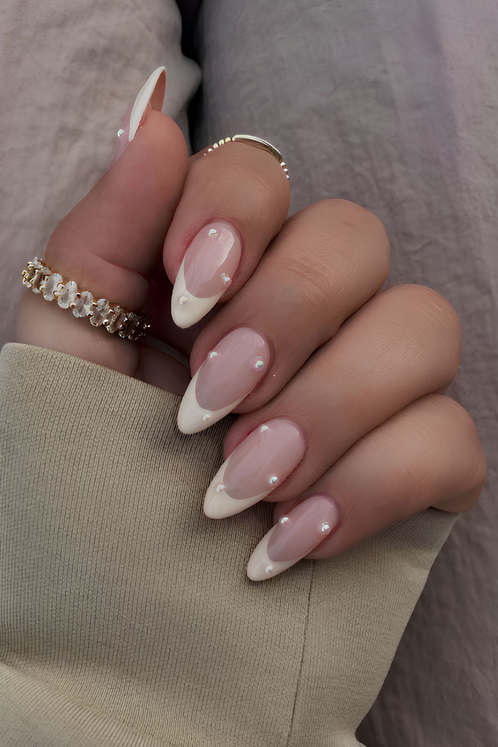 Vanille-French-Nägel mit Mini-Perlen