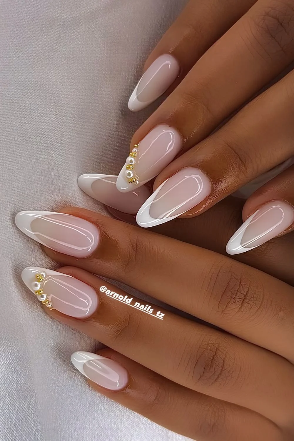 Weiße French Tips auf milchig weißer Basis mit Perlen