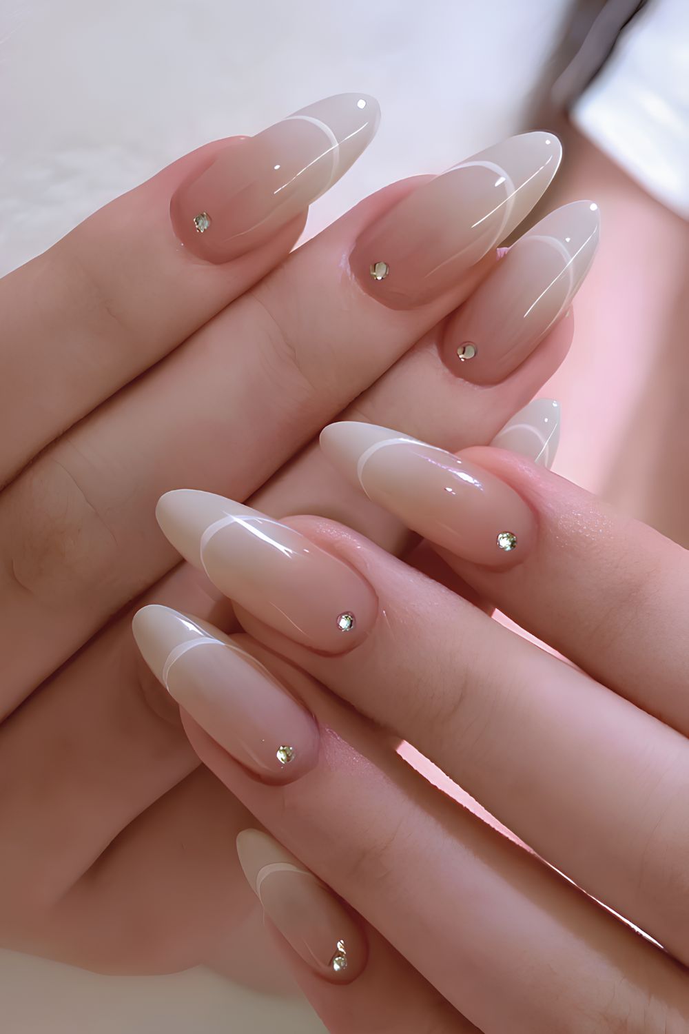 Weiße Ombré-Maniküre mit Strass und French-Kontur