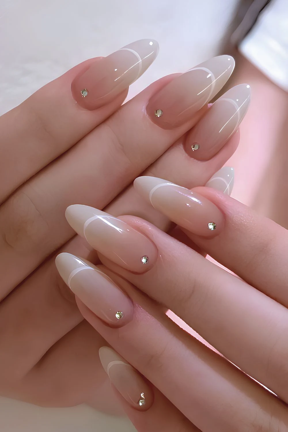 Weiße Ombré-Maniküre mit Strass und French-Kontur