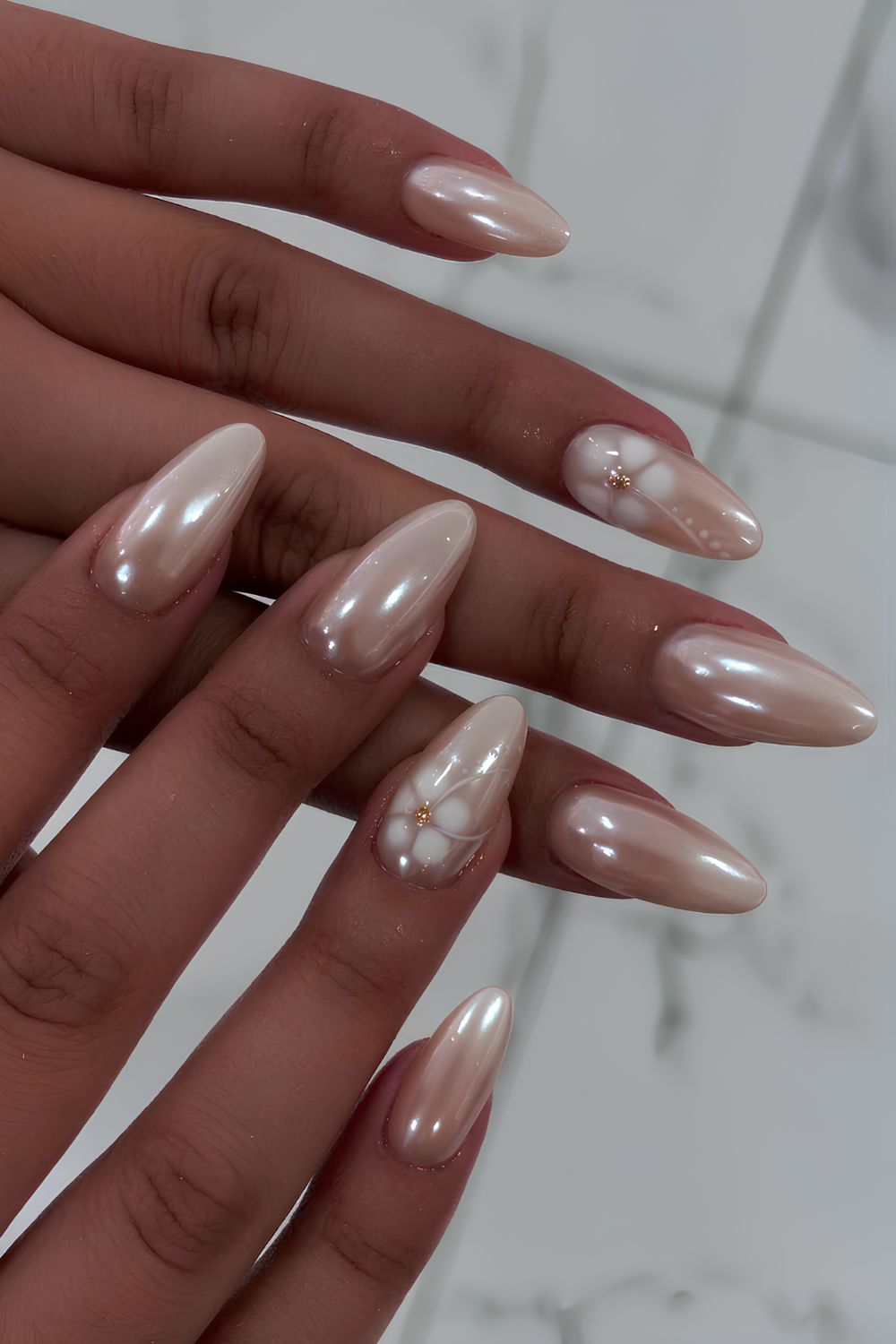 Weiße Perlen-Chrome-Nägel mit Blumen
