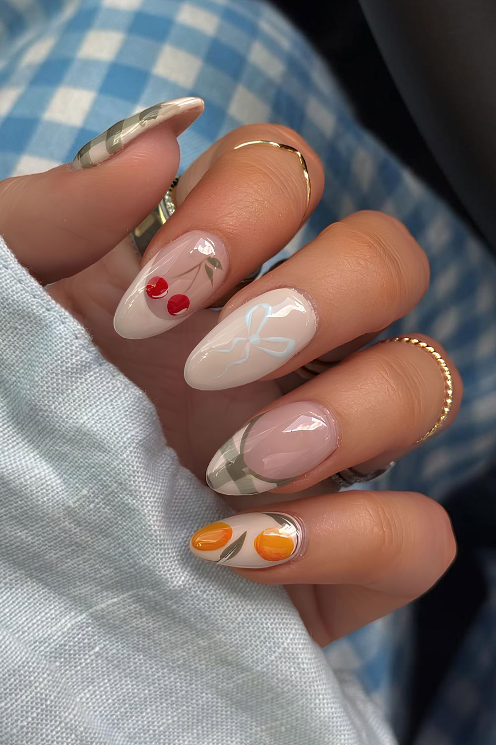 Beige und olivgrüne Picknick-inspirierte Nägel