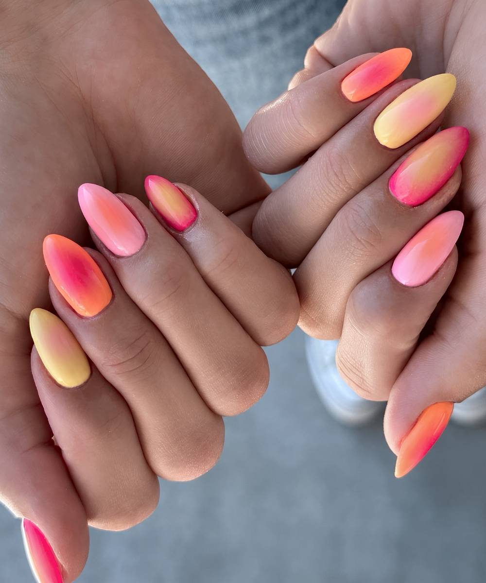 Bunte Aura Naegel mit Fruchtfarben
