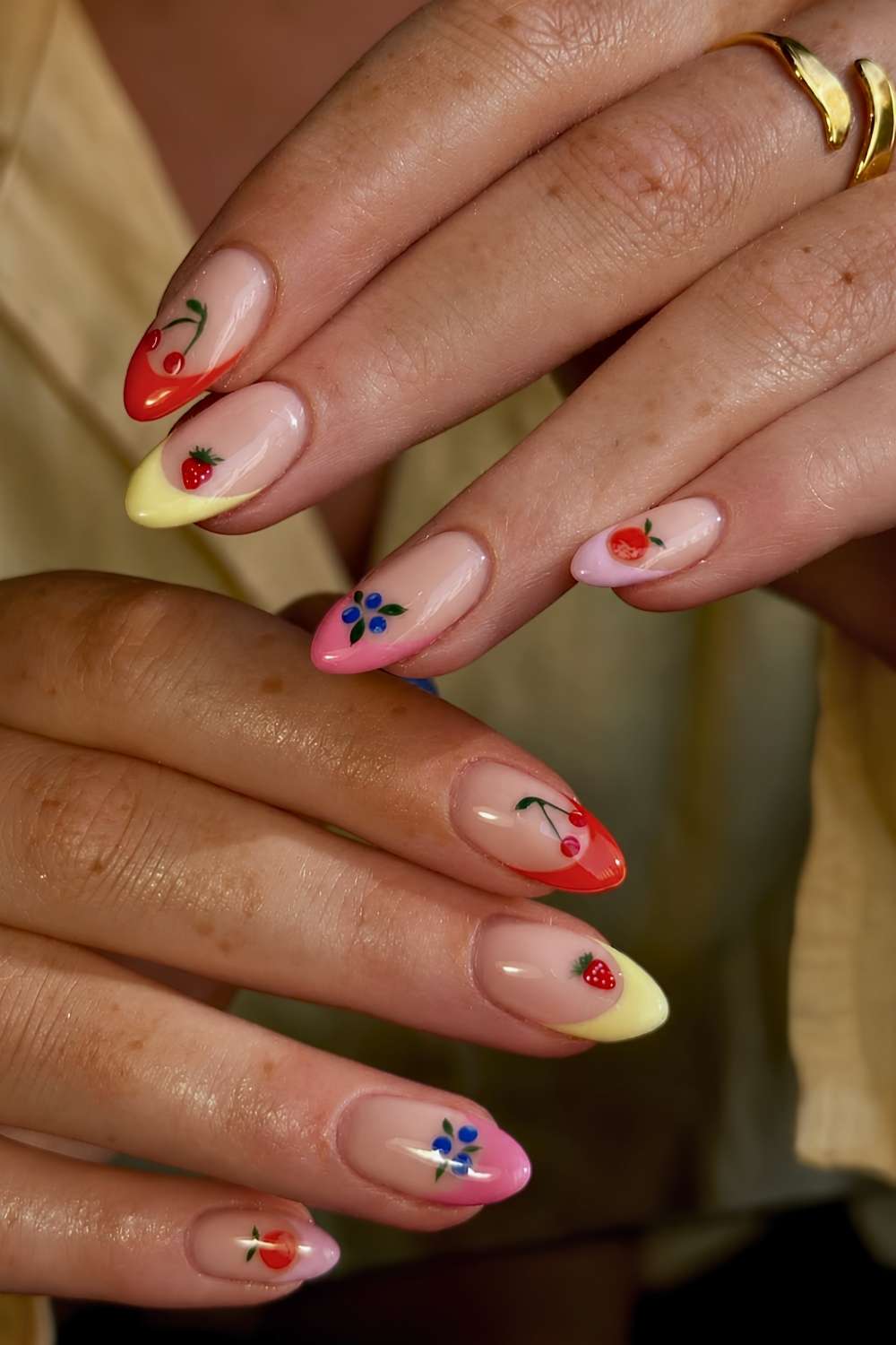 Bunte French Mani mit Frucht Art