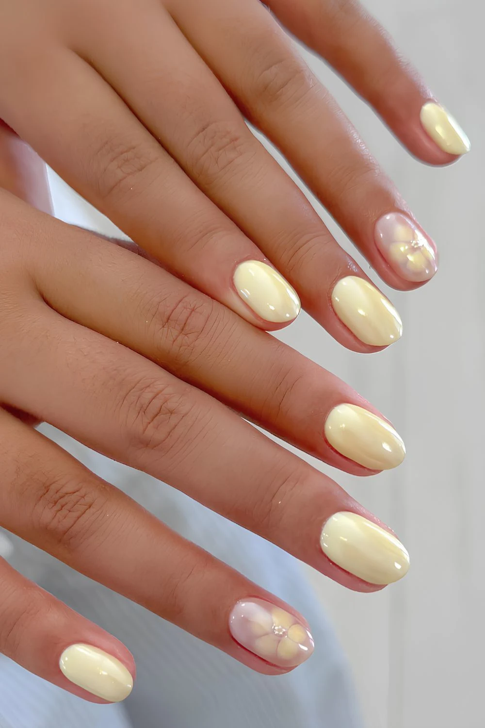 Buttergelbe Chrome-Nägel mit Blooming-Gel-Blumen