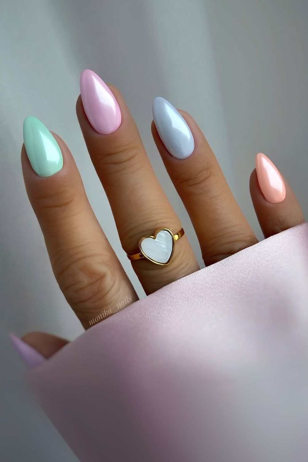 Glazed-Pastellnägel mit Chrome-Finish


