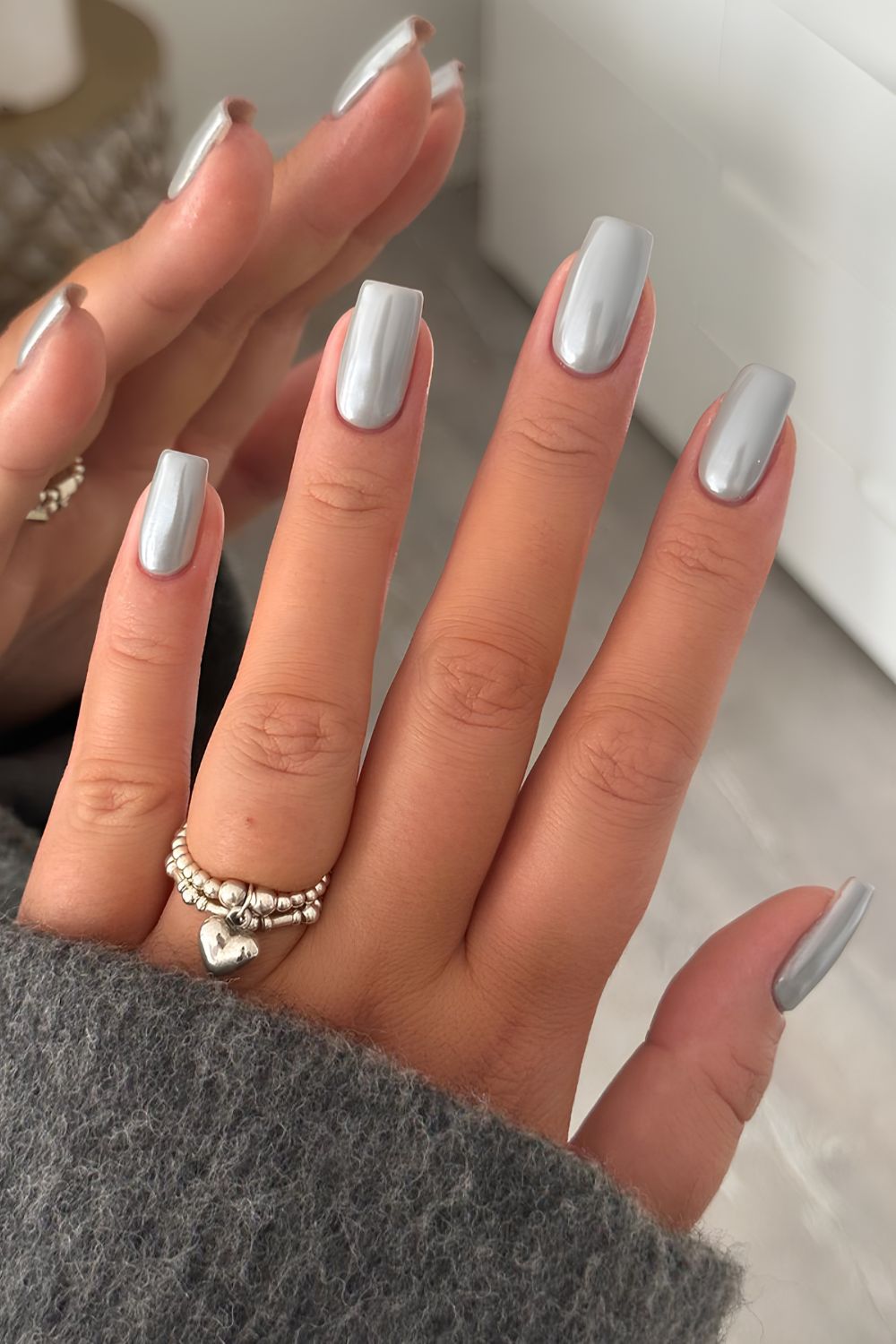 Graue Chrome-Maniküre mit Spiegeleffekt