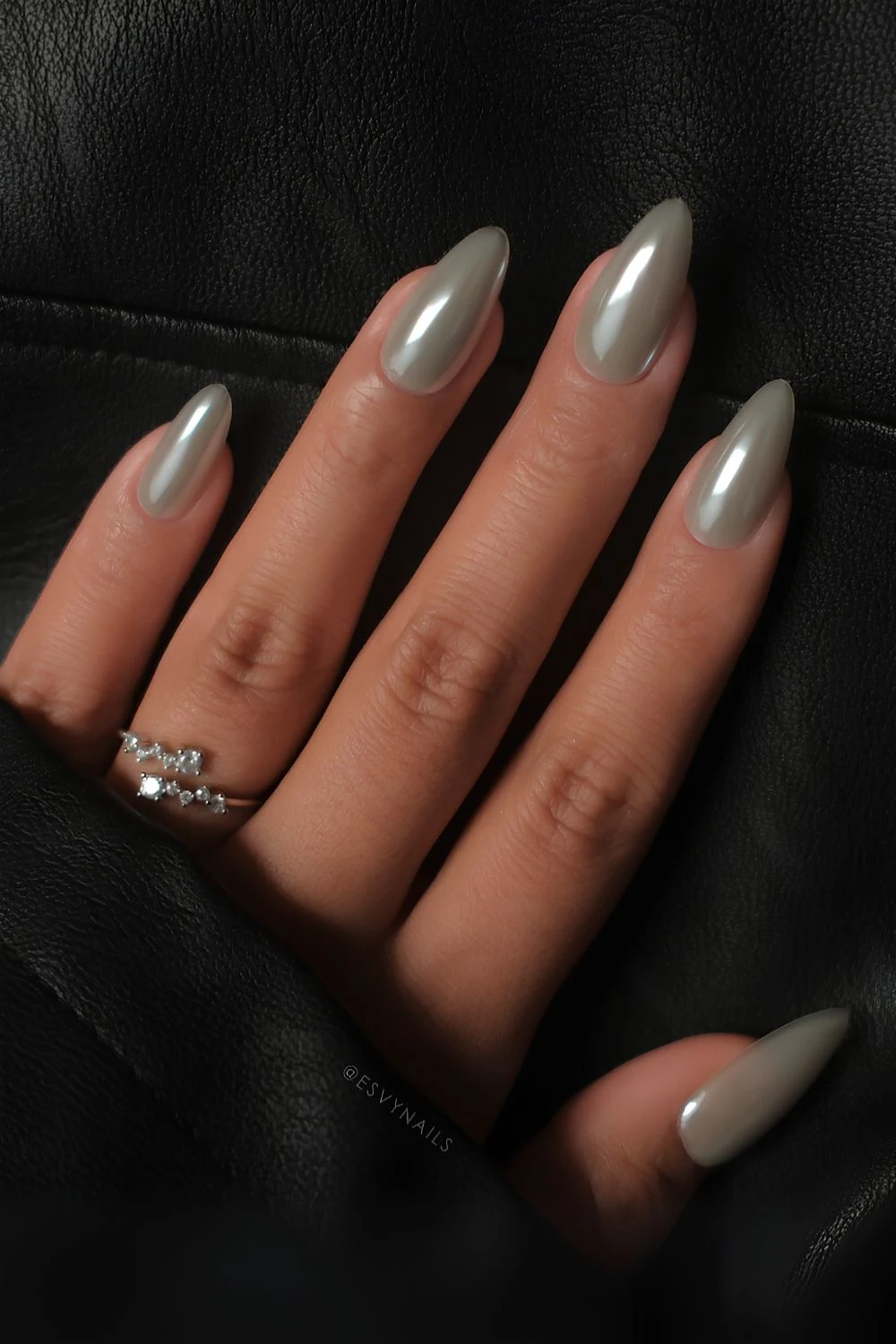 Graues Chrome-Nageldesign