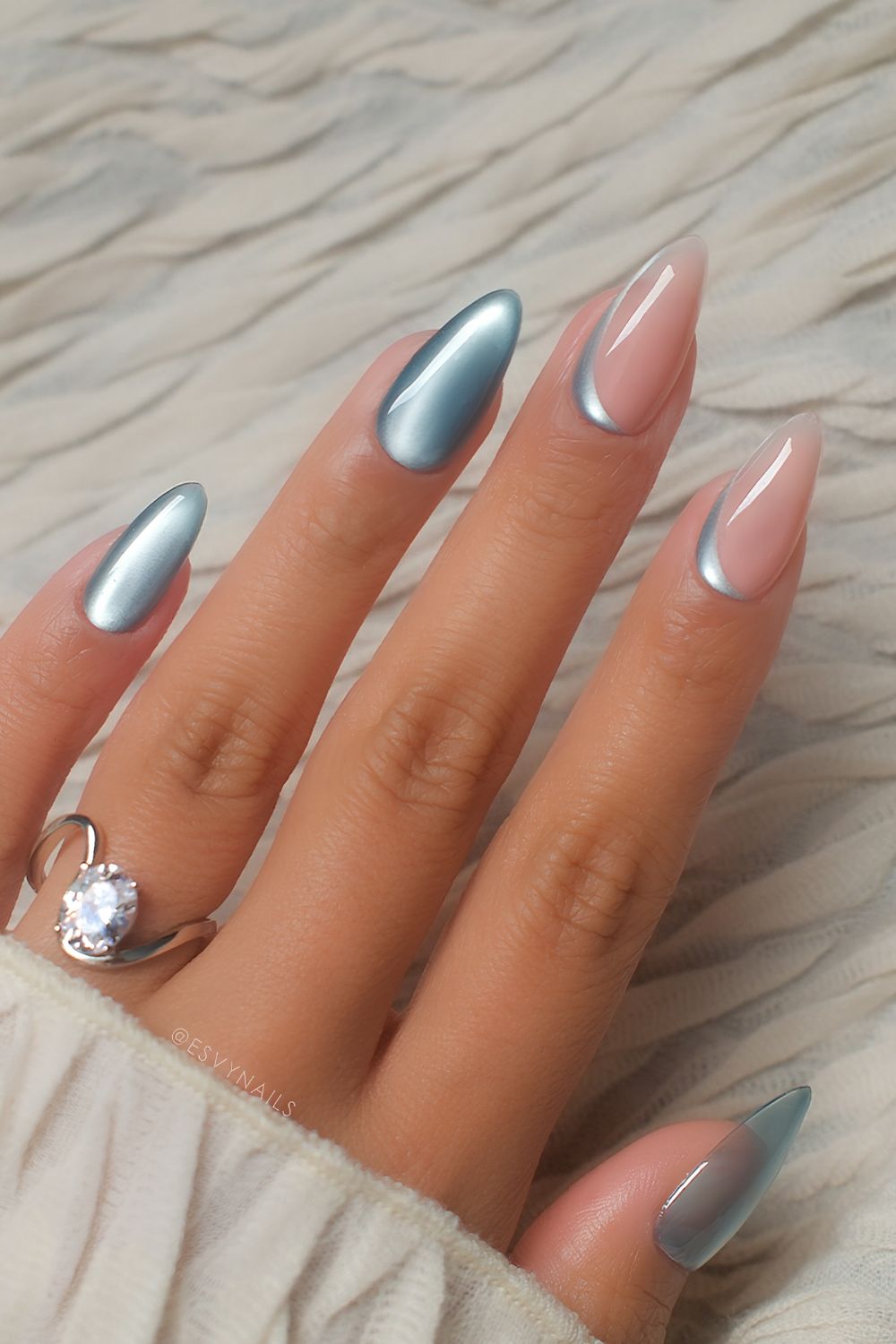 Hellblaue Cat-Eye-Mani mit Seitenlinien-Akzent