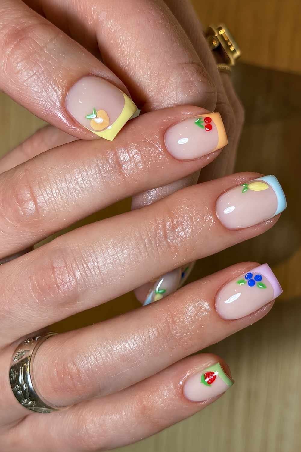 Kurze bunte French Mani mit Frucht Art