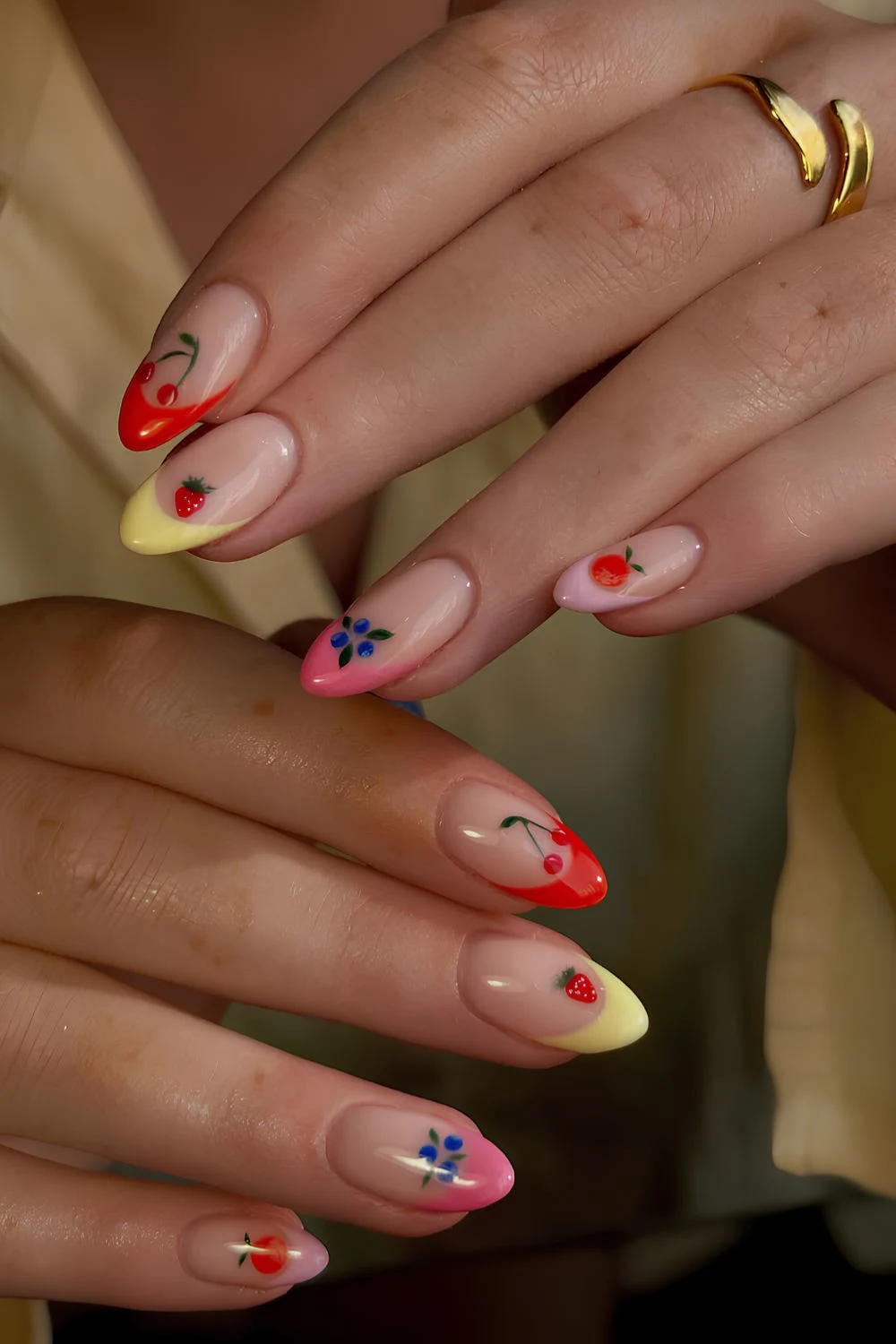 Mehrfarbige French Tips mit Fruchtmotiven